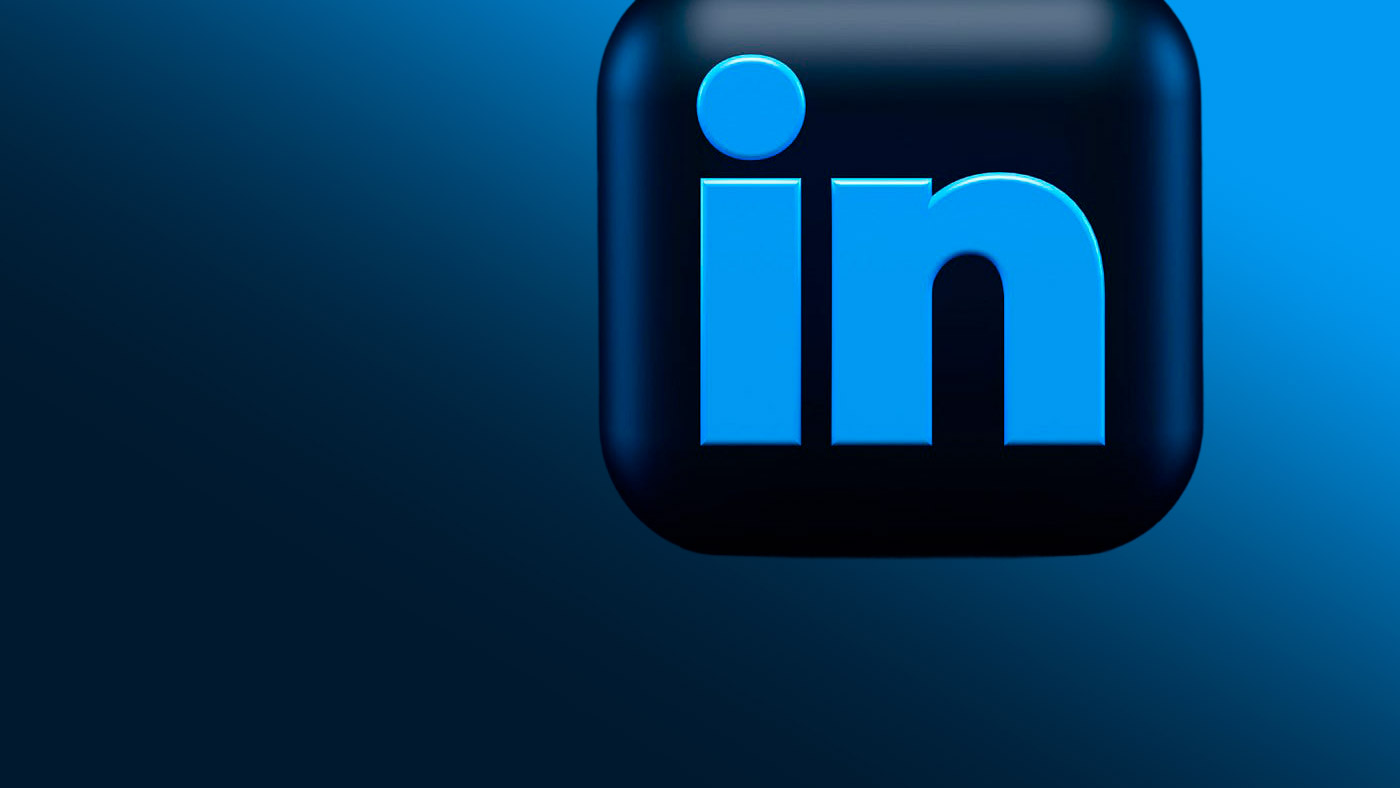 Um logo 3D azul brilhante do LinkedIn, exibindo as letras "in" em azul claro dentro de um quadrado arredondado escuro, sobre um fundo azul gradiente.
