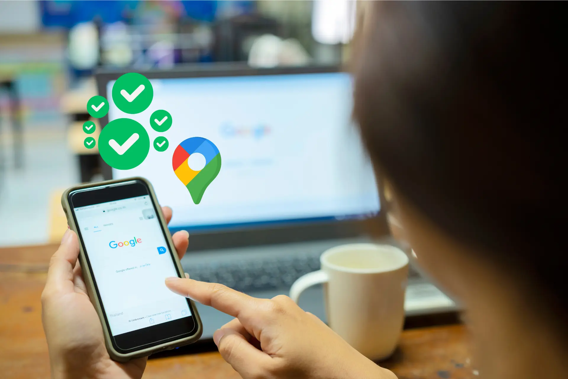 Mãos seguram um smartphone exibindo a busca do Google, com um laptop ao fundo e ícones de checkmark e Google Maps sobrepostos.