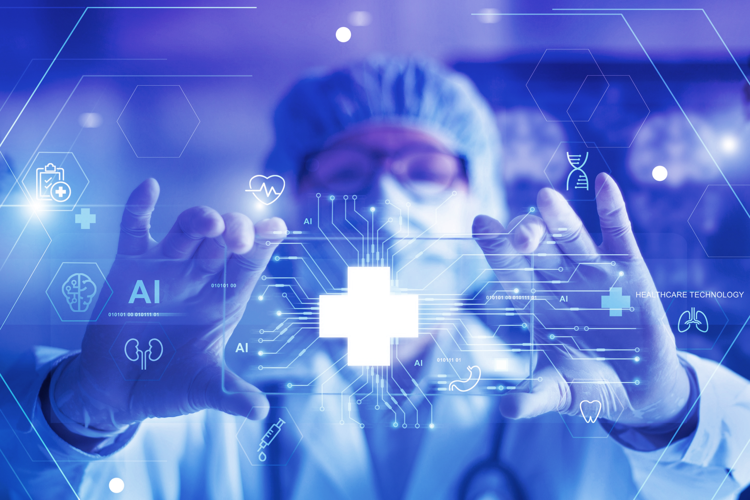Um profissional de saúde com luvas interage com uma interface holográfica azul que exibe um símbolo médico, circuitos e ícones de IA e tecnologia.